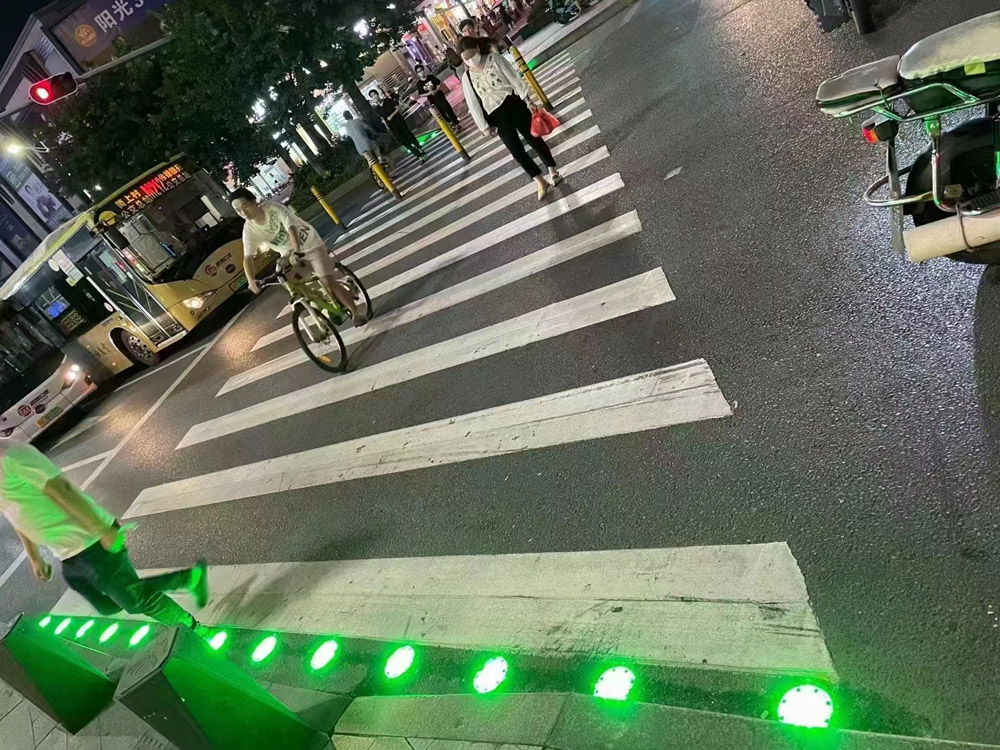 交通信号灯 路口地面红绿灯带